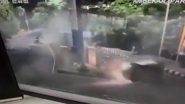 VIDEO: लखनऊ में पोल से टकराकर बीच सड़क पर पलटी कार, युवक की मौत, हादसे का वीडियो आया सामने