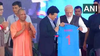 टीम इंडिया की जर्सी पर नमो! काशी में सचिन तेंदुलकर ने PM मोदी को भेंट की Jersey, देखें वीडियो