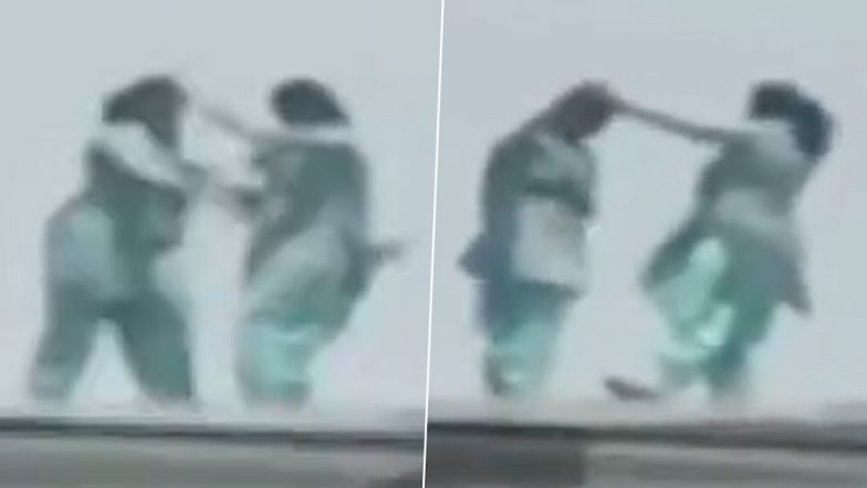 Reels Craze in Odisha: बरहामपुर में महिला कॉलेज की दो छात्राओं पर सवार हुआ रील बनाने का भूत, बिल्डिंग की छत पर चढ़कर बनाया वीडियो; वायरल