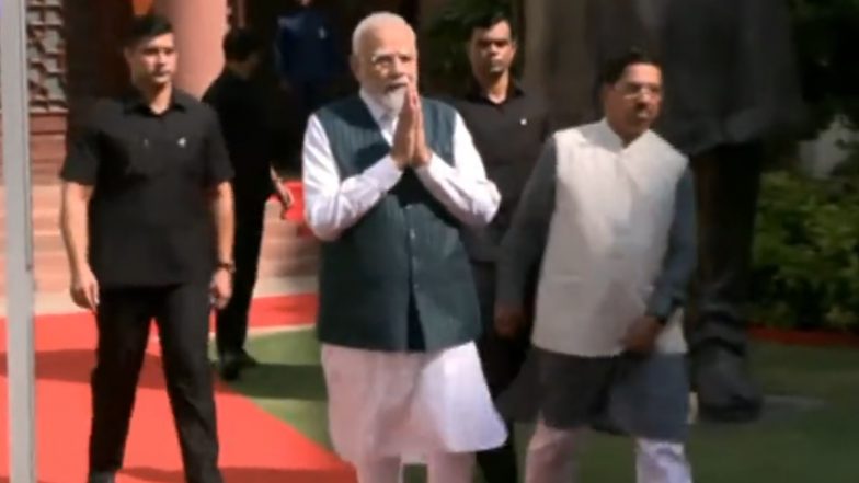 PM Modi Joint Photo Session: पीएम मोदी संसद का सत्र शुरू होने से पहले संयुक्त फोटो के लिए पुराने संसद भवन पहुंचे, सांसदों ने प्रधानमंत्री के साथ खिंचाई तस्वीर- VIDEO