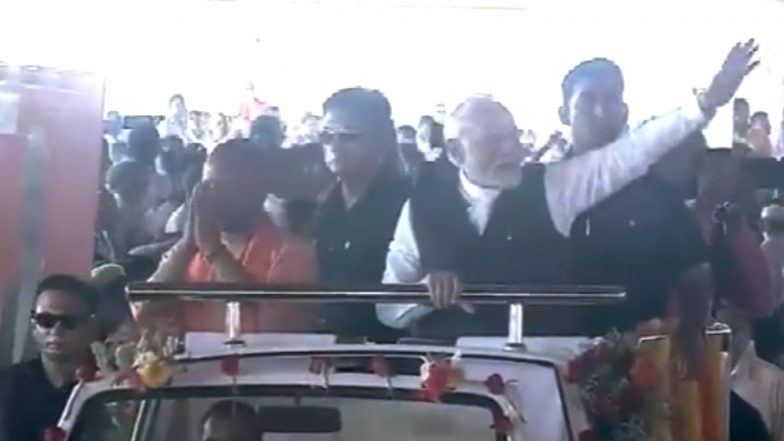UP: पीएम मोदी वाराणसी में आयोजित इंटरनेशनल Cricket Stadium की आधारशिला रखने के लिए कार्यक्रम में पहुंचे, लोगों का किया अभिवादन- VIDEO