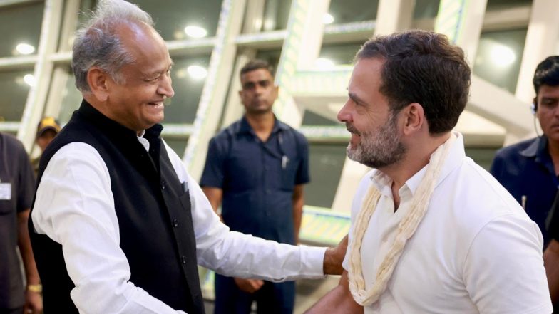 Rahul Gandhi Jaipur Visit: राहुल गांधी पहुंचे जयपुर, एयरपोर्ट पर सीएम गहलोत और पार्टी के अन्य नेताओं ने किया स्वागत (See Pics-Video)