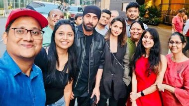 Ranbir and Alia's New York Fan Interactions: न्यूयॉर्क में छुट्टियां मन रहे रणबीर कपूर और आलिया भट्ट ने फैंस के साथ दिए पोज, सोशल मीडिया पर वायरल हुईं तस्वीर (View Pic)