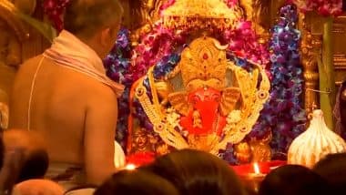 Ganesh Chaturthi 2023: गणेश चतुर्थी पर मुंबई के सिद्धिविनायक मंदिर में हुई विशेष आरती, दर्शन के लिए उमड़ी भक्तों की भारी भीड़ (Watch Video)