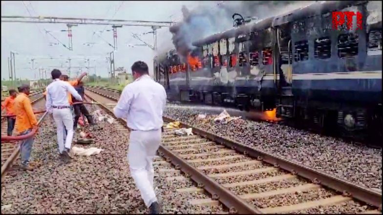 Train Fire Video: गोधरा जा रही ट्रेन के इंजन और AC कोच में लगी आग, यात्रियों में मची भगदड़, देखें वीडियो
