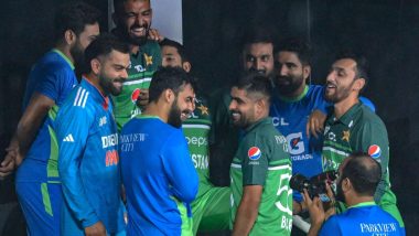 Virat Kohli’s Picture With Pakistan Players: एशिया कप में पाकिस्तान के खिलाफ मैच बारिश की भेंट चढ़ने के बाद पाकिस्तानी खिलाड़ियों के साथ विराट कोहली की मुलाकात की तस्वीर वायरल