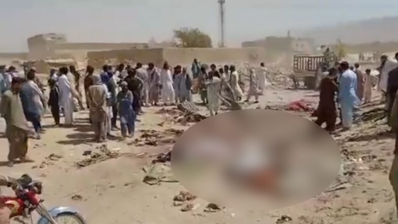 Pakistan Blast: बलूचिस्तान में मस्जिद के पास भीषण धमाका, ईद-ए-मिलाद के जुलूस को बनाया निशाना (Watch Videos)