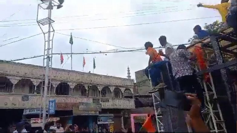 Stone Pelting Video: गुजरात में शिव यात्रा पर पथराव, 3 पुलिसकर्मियों समेत 6 घायल, 15 आरोपी गिरफ्तार