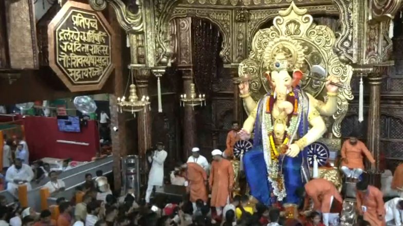 Lalbaugcha Raja Video: गणेश चतुर्थी पर करें लालबाग के राजा के दर्शन; देखें Video