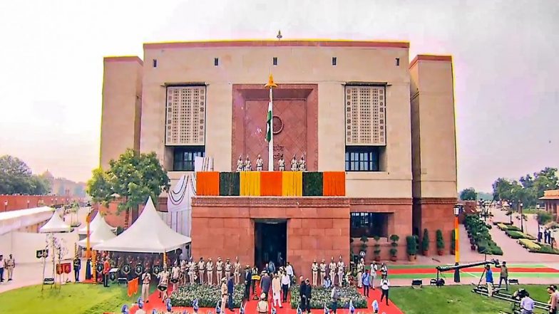 VIDEO: नए संसद भवन के गज द्वार पर फहराया गया तिरंगा, उपराष्ट्रपति जगदीप धनखड़ ने किया ध्वजारोहण, देखें वीडियो