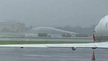 Mumbai Private Jet Accident Video: मुंबई एयरपोर्ट के रनवे से फिसला विमान; 6 यात्री और दो क्रू मेंबर थे सवार