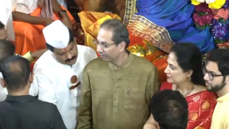 Video: गणेश चतुर्थी के अवसर पर बेटे आदित्य के साथ उद्धव ठाकरे पहुंचे लालबागचा राजा