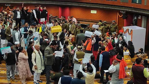 एमसीडी में सदन की कार्यवाही के दौरान सदस्यों ने की नारेबाजी