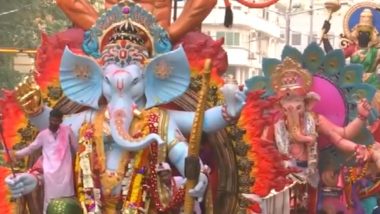 Ganesh Visarjan 2023: गिरगांव चौपाटी में गणेश प्रतिमाओं का विसर्जन, नम आंखों से भक्त दे रहे हैं गणपति बप्पा को विदाई (Watch Video)