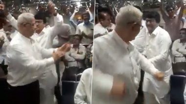 Garba in Mumbai Local: मुंबई लोकल ट्रेन में यात्रियों ने किया गरबा, इंटरनेट पर वीडियो वायरल