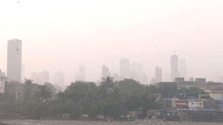 Mumbai Air Quality: मुंबई में वर्तमान वायु गुणवत्ता 127 AQI के साथ 'मध्यम' श्रेणी में दर्ज की गई, देखें वीडियो