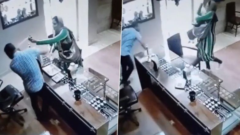 Loot Video: ज्वेलर्स शॉप में घुसकर महिला ने की चोरी करने की कोशिश, दुकानदार ने कर दी धुनाई