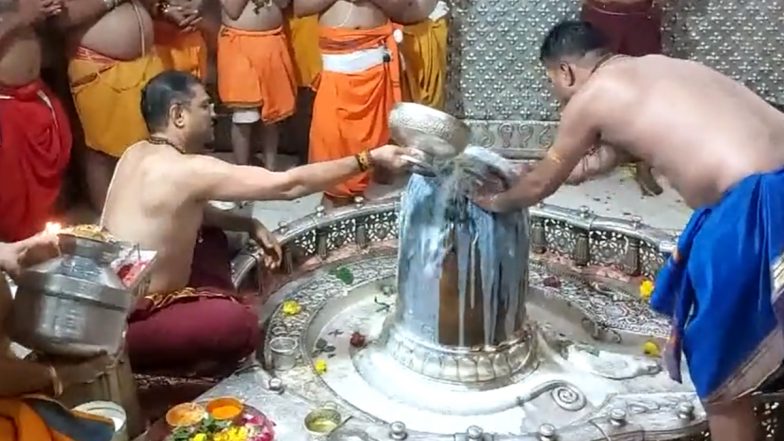 Lunar Eclipse 2023: चंद्र ग्रहण के बाद उज्जैन में महाकालेश्वर मंदिर को पवित्र नदियों के पानी से धोने के बाद की गई 'भस्म आरती'