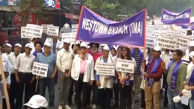 Delhi: दिल्ली में डॉक्टरों ने अपनी विभिन्न मांगों को लेकर मौलाना आज़ाद मेडिकल कॉलेज से राजघाट तक निकाला विरोध मार्च- Video