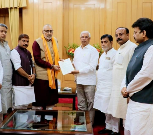 केंद्रीय मंत्री गिरिराज के नेतृत्व में BJP नेता पहुंचे राजभवन, सरकार पर लगाया हिंदुओं से भेदभाव, PFI को समर्थन देने का आरोप