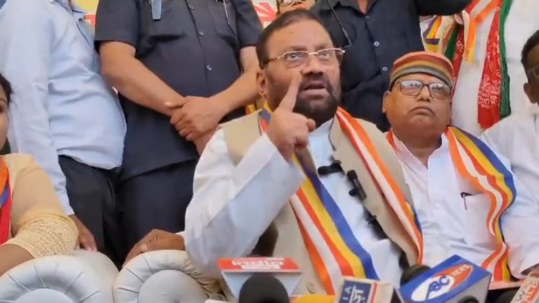 UP: कौशांबी में सपा नेता स्वामी प्रसाद मौर्य का विरोध, हिन्दू संगठनों ने गाड़ी पर फेंकी स्याही, देखें वीडियो