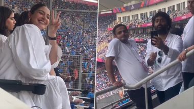 Arijit Singh Clicking Anushka Sharma's Photos: भारत-पाक मैच के दौरान नरेंद्र मोदी स्टेडियम में अरिजीत सिंह ने खीचीं अनुष्का शर्मा की तस्वीर, देखें वीडियो