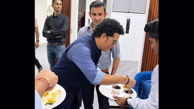 Sachin Celebrating Gambhir's Birthday: भारत-पाक मैच ख़त्म होने के बाद गौतम गंभीर के जन्मदिन पर सचिन तेंदुलकर ने अपने हाथों से खिलाया केक, वायरल हुई तस्वीर