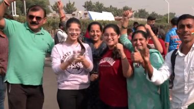 Fans Cheer Team India Outside Lucknow Stadium: भारत बनाम इंग्लैंड मैच से पहले फैंस में दिखा उत्साह, कहा- विराट फिर से लगाएं शतक, विश्व कप जीतेंगे, देखें वीडियो