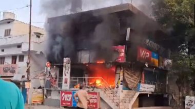 Fire Breaks Out in Telangana Video: रंगारेड्डी जिले के वनस्थलीपुरम इलाके में एक दुकान में लगी आग, कोई हताहत नहीं