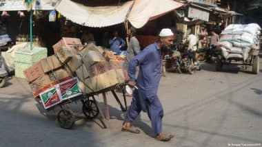 पाकिस्तान में गरीबी की ऐसी मार शहर छोड़ गांव जा रहे लोग