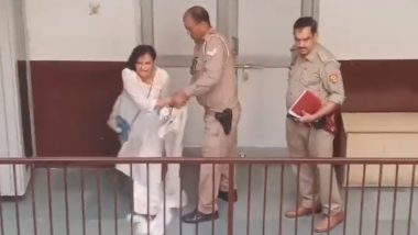 Woman Abuses Police: अलीगढ़ में महिला ने पुलिस के साथ किया दुर्व्यवहार, धक्का देने और छिना झपटी का वीडियो वायरल