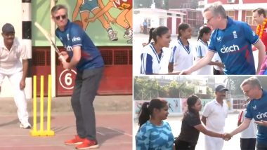 Alex Ellis Playing Cricket With Students: लखनऊ में ब्रिटिश उच्चायुक्त एलेक्स एलिस ने प्रेरणा गर्ल्स स्कूल के छात्रों के साथ खेला क्रिकेट, देखें वीडियो