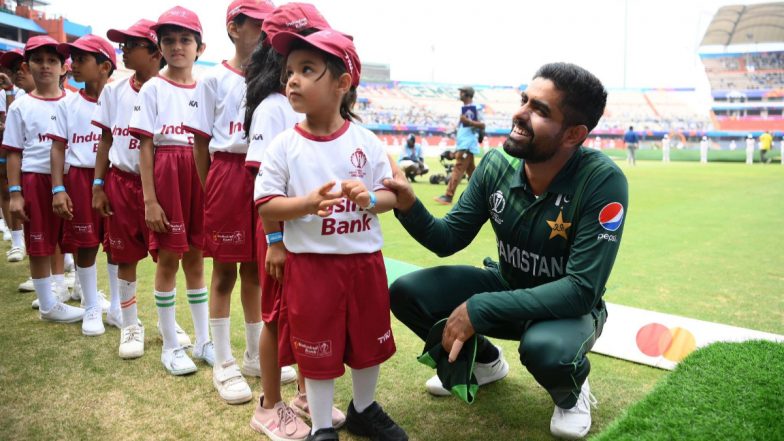 Babar Azam Interacts With Children In Hyderabad: श्रीलंका के खिलाफ विश्व कप मैच से पहले बाबर आजम ने हैदराबाद में बच्चों के साथ बिताएं खुबसूरत पल, देखें वायरल तस्वीरें और वीडियो
