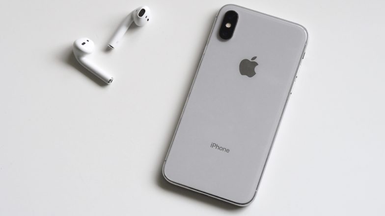 iPhone Ban in China: चीन में सरकारी कर्मचारी अब अपने साथ नहीं ला सकेंगे आईफोन, चलाने पर लगा प्रतिबंध; जानें वजह
