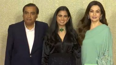 Jio World Plaza Launch: जियो वर्ल्ड प्लाजा इवेंट के लॉन्च में पहुंचे मुकेश अंबानी, पत्नी नीता, बेटी ईशा समेत पूरा परिवार (Watch Video)