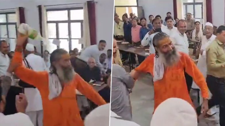 UP: मुजफ्फरनगर में DM के सामने खुद को आग लगाने जा रहा था शख्स, जमीन विवाद मामले में कार्रवाई ना होने पर की आत्मदाह की कोशिश- VIDEO