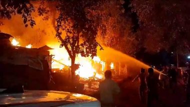 Kanpur Fire Video: कानपुर में भैरव घाट के पास झोपड़पट्टी में लगी भीषड़ आग, दर्जनों झोपड़ी खाक