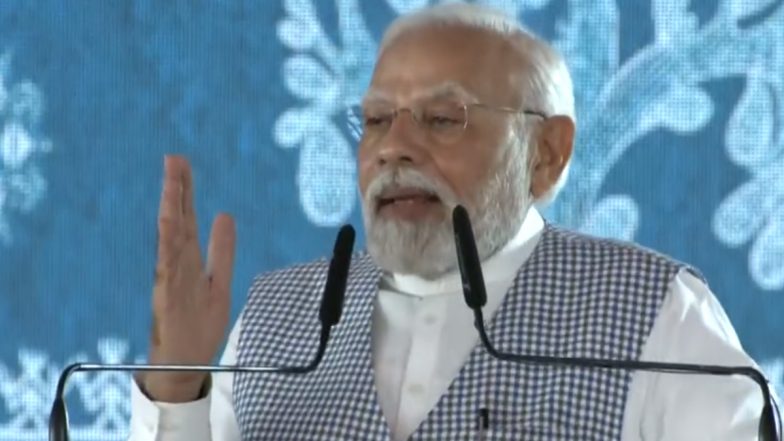 PM Modi on Congress: मध्य प्रदेश में कांग्रेस पर बरसे पीएम मोदी, कहा- गरीबों का पैसा लूटकर तिजोरी नहीं भरने दूंगा
