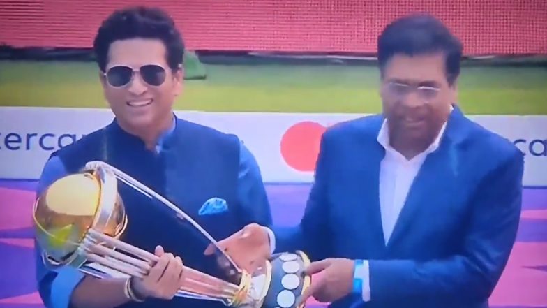 Sachin Tendulkar Carries ICC World Cup 2023 Trophy: पाकिस्तान के खिलाफ मैच से पहले विश्व कप की ट्रॉफी ले कर नरेंद्र मोदी स्टेडियम पहुंचे सचिन तेंदुलकर, देखें वीडियो