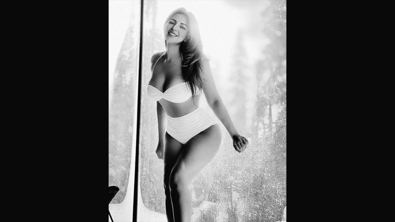Shama Sikander Hot Photo: व्हाइट बिकनी पहन शमा सिकंदर ने शेयर की स्टनिंग तस्वीर, यूजर्स बोले - 'कश्मीर की कली'(View Pic)
