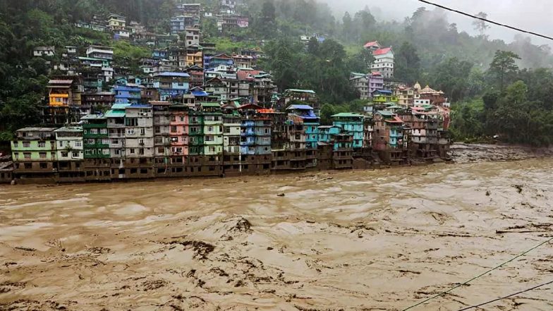 Sikkim Flood: सिक्किम में बाढ़ की वजह भारी तबाही, लापता 142 लोगों की तलाश जारी