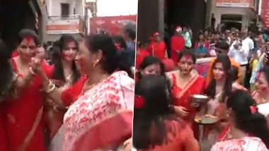 Vijayadashami 2023: कोलकाता में मां दुर्गा की भक्ति में सराबोर दिखीं महिलाएं, धूमधाम से मनाया सिंदूर खेला उत्सव (Watch Video)