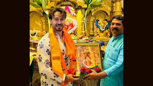 Tiger Shroff Visits Siddhivinayak Temple: टाइगर श्रॉफ 'गणपत' की रिलीज के ठीक बाद पहुंचे बप्पा का आशीर्वाद लेने सिद्धिविनायक मंदिर!