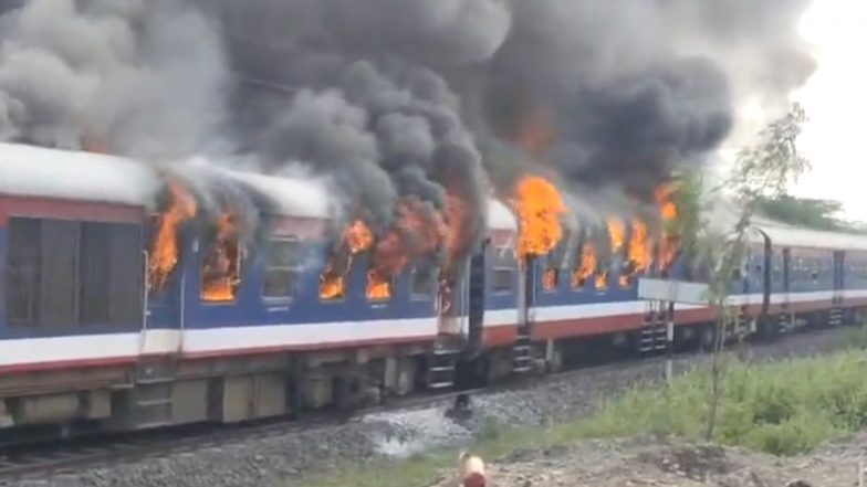 Maharashtra Train Fire Video: महाराष्ट्र में बड़ा हादसा टला, डेमू ट्रेन के 5 डिब्बों में लगी आग, सभी यात्री सुरक्षित