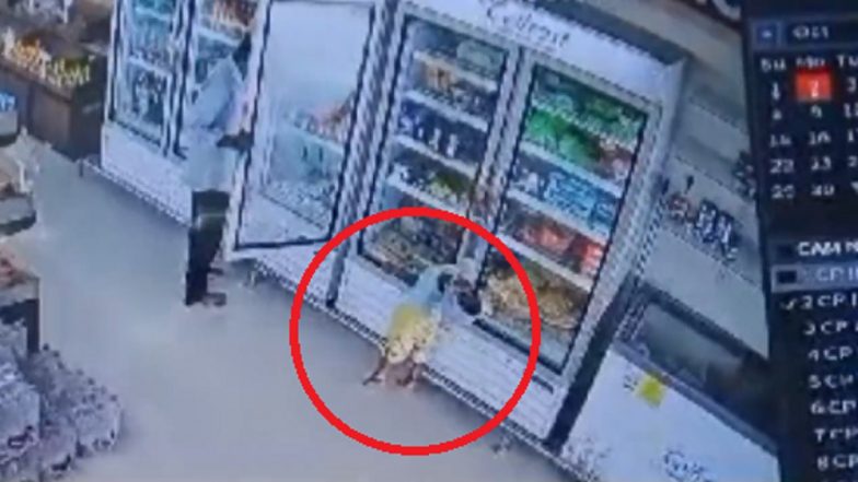 VIDEO: 2 सेकेंड में मौत! फ्रिज खोलते समय 4 साल की बच्ची को लगा करंट, दर्दनाक हादसा CCTV में कैद