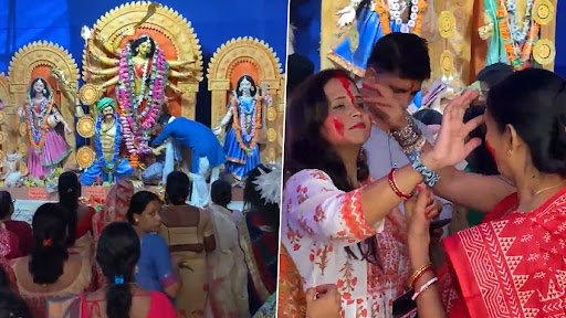 Vijayadashami 2023: पश्चिम बंगाल में विजयादशमी की धूम, बीरभूम में महिलाओं ने खेला ‘सिंदूर खेला’ (Watch Video)