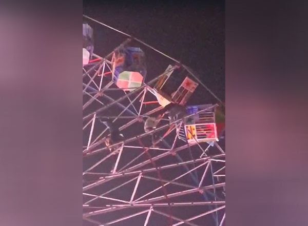 Navratri 2023: दिल्ली में नवरात्रि मेले में जाम हुए विशालकाय झूले से 20 को बचाया- Watch Video