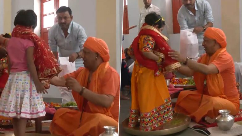 सीएम योगी आदित्यनाथ ने बेटियों के पांव पखार कर मातृ शक्ति की आराधना की | Video
