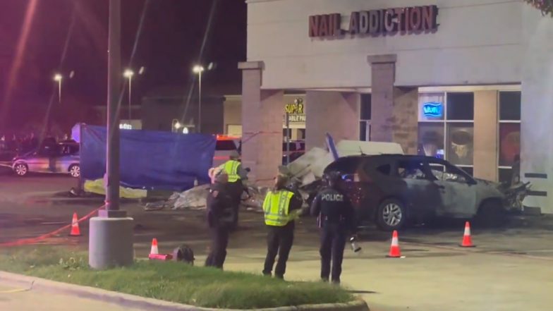 Plane Crash In US: टेक्सास के शॉपिंग सेंटर की पार्किंग में एक छोटा विमान दुर्घटनाग्रस्त, कई कारों में लगी आग- Video