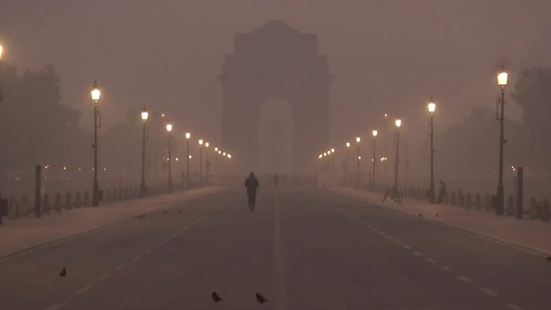 Delhi Air Pollution: दिल्ली में वायु गुणवत्ता 'गंभीर' श्रेणी 400 पर बनी हुई है (देखें वीडियो)